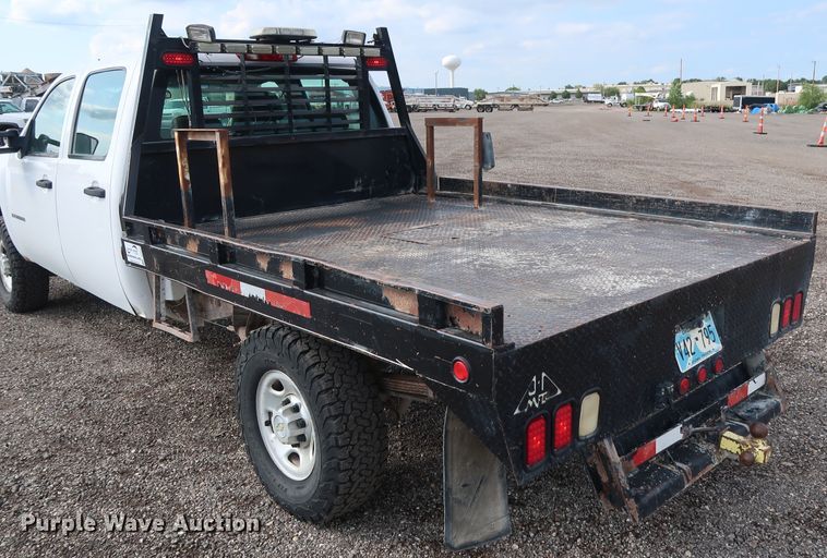 image for item DG4124 2009 Chevrolet Silverado 2500HD Crew Cab flatbed pickup truck