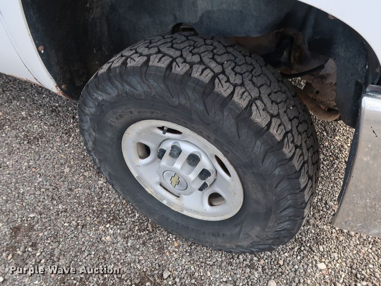 image for item DG4124 2009 Chevrolet Silverado 2500HD Crew Cab flatbed pickup truck