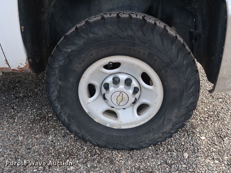 image for item DG4124 2009 Chevrolet Silverado 2500HD Crew Cab flatbed pickup truck