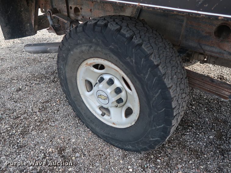 image for item DG4124 2009 Chevrolet Silverado 2500HD Crew Cab flatbed pickup truck