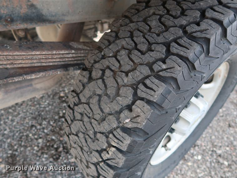 image for item DG4124 2009 Chevrolet Silverado 2500HD Crew Cab flatbed pickup truck