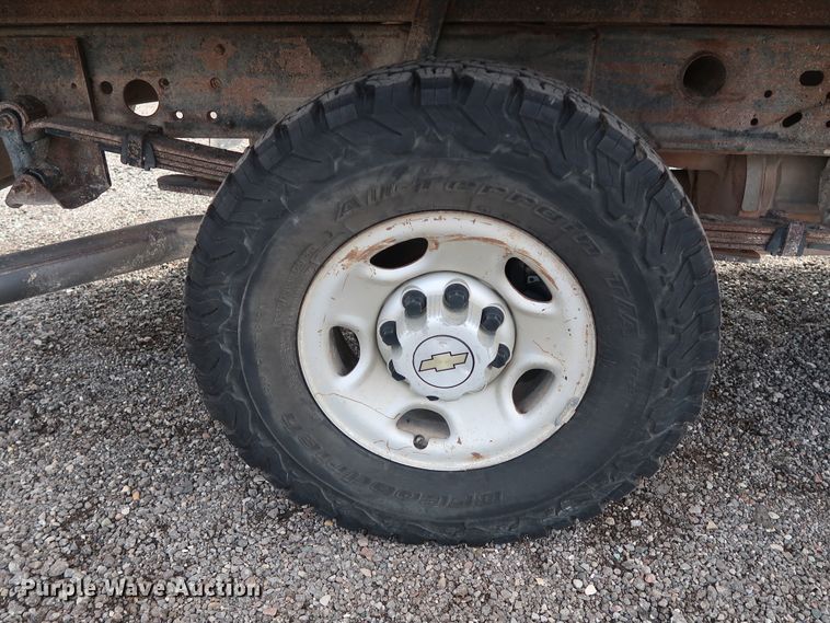 image for item DG4124 2009 Chevrolet Silverado 2500HD Crew Cab flatbed pickup truck