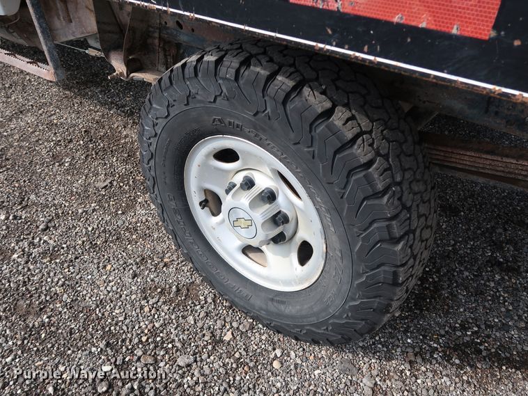 image for item DG4124 2009 Chevrolet Silverado 2500HD Crew Cab flatbed pickup truck