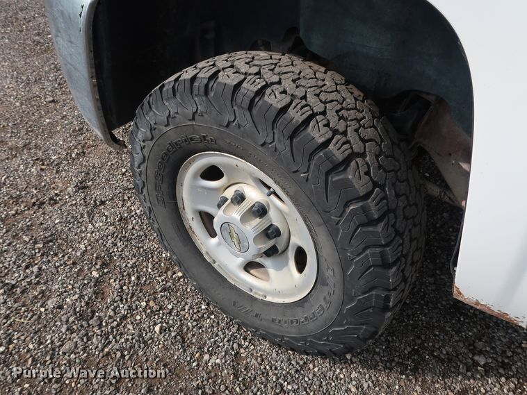 image for item DG4124 2009 Chevrolet Silverado 2500HD Crew Cab flatbed pickup truck