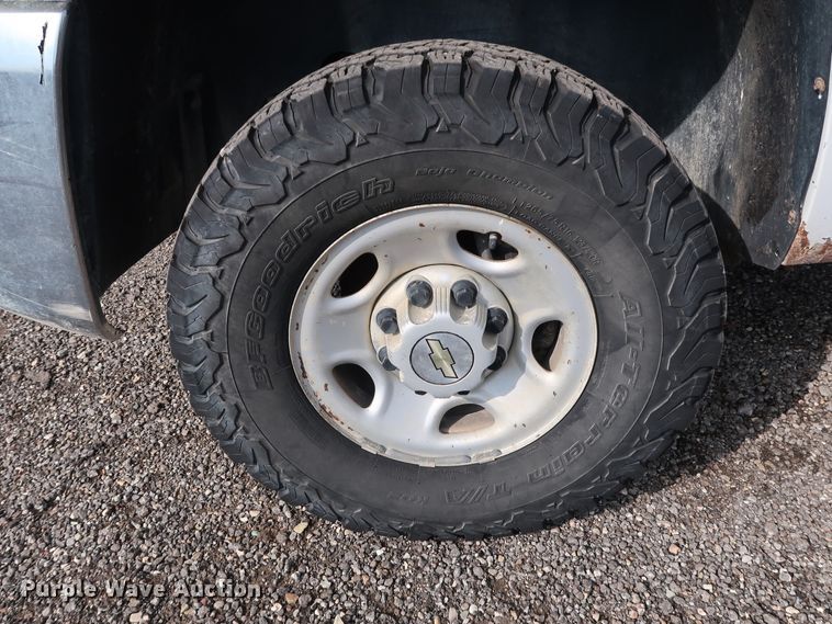 image for item DG4124 2009 Chevrolet Silverado 2500HD Crew Cab flatbed pickup truck