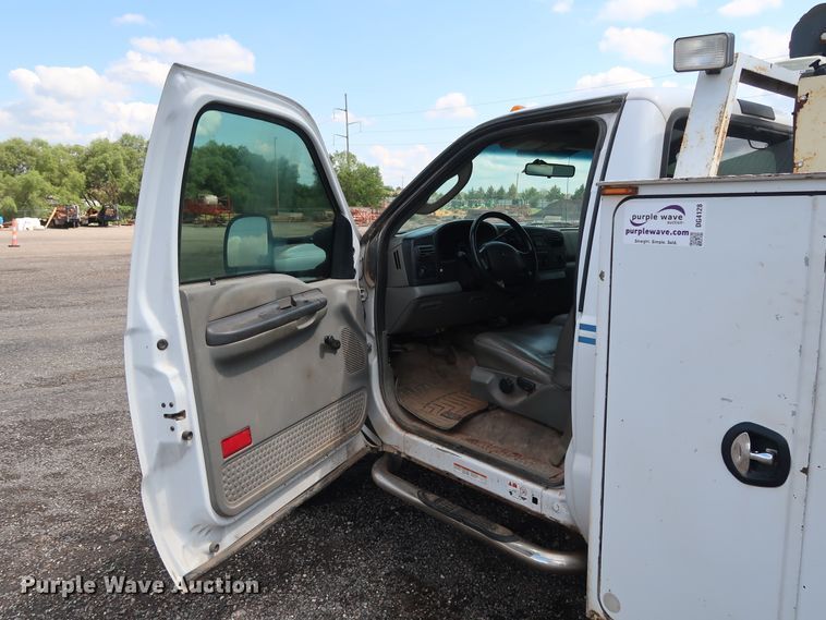 image for item DG4128 2007 Ford F550 XL service truck with crane