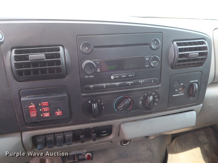 image for item DG4128 2007 Ford F550 XL service truck with crane