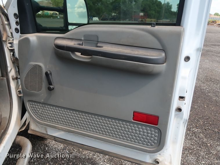 image for item DG4128 2007 Ford F550 XL service truck with crane