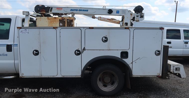 image for item DG4128 2007 Ford F550 XL service truck with crane