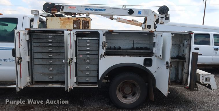 image for item DG4128 2007 Ford F550 XL service truck with crane