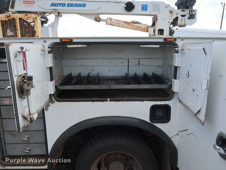 image for item DG4128 2007 Ford F550 XL service truck with crane