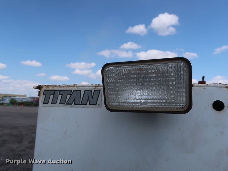 image for item DG4128 2007 Ford F550 XL service truck with crane