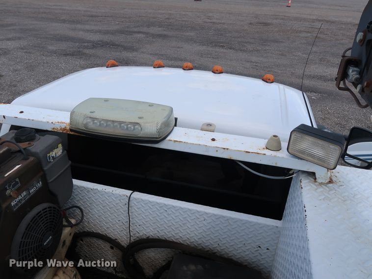 image for item DG4128 2007 Ford F550 XL service truck with crane