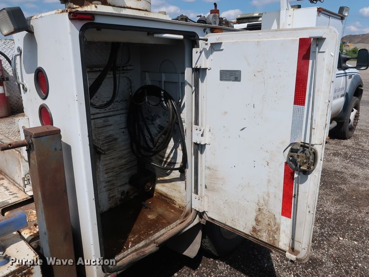 image for item DG4128 2007 Ford F550 XL service truck with crane