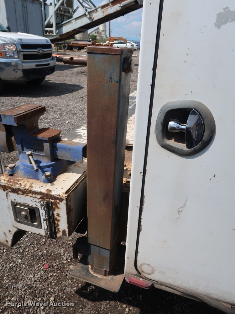 image for item DG4128 2007 Ford F550 XL service truck with crane