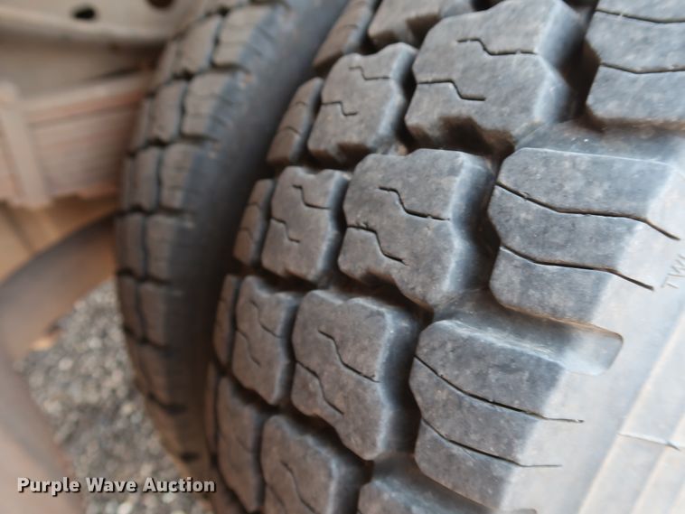 image for item DG4128 2007 Ford F550 XL service truck with crane