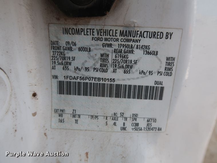 image for item DG4128 2007 Ford F550 XL service truck with crane