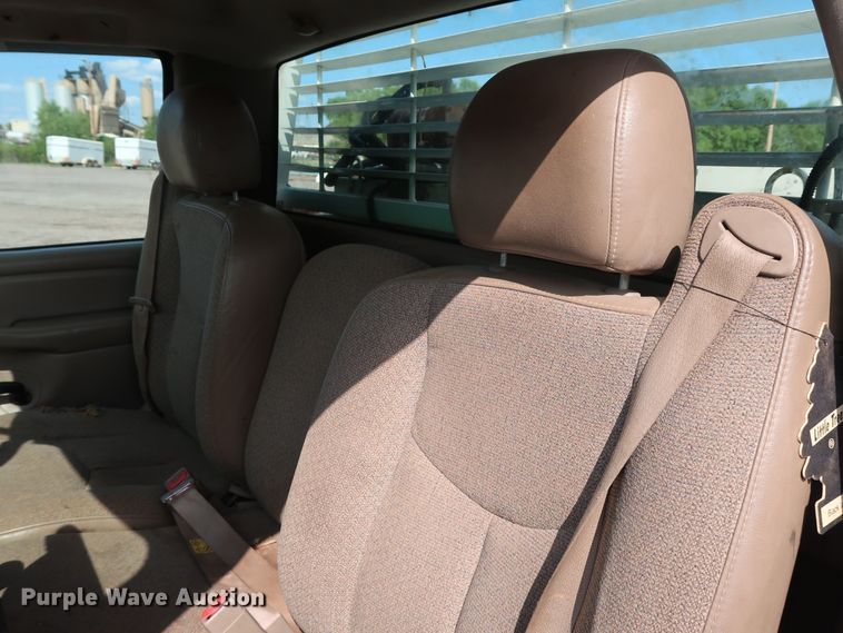 image for item DG4130 2005 Chevrolet Silverado 2500HD LS pickup truck