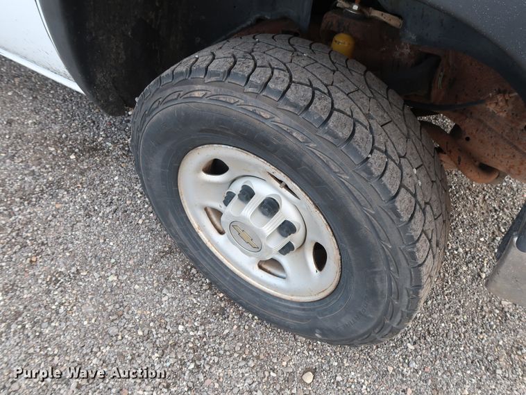 image for item DG4130 2005 Chevrolet Silverado 2500HD LS pickup truck