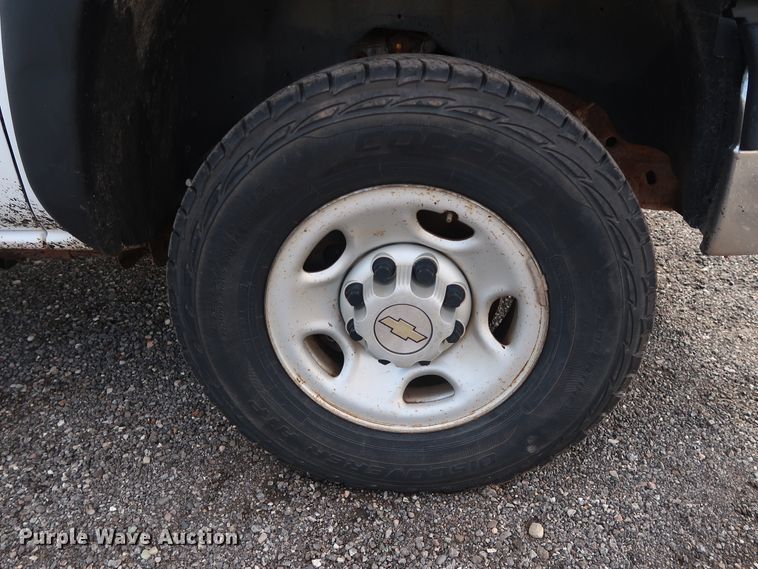 image for item DG4130 2005 Chevrolet Silverado 2500HD LS pickup truck