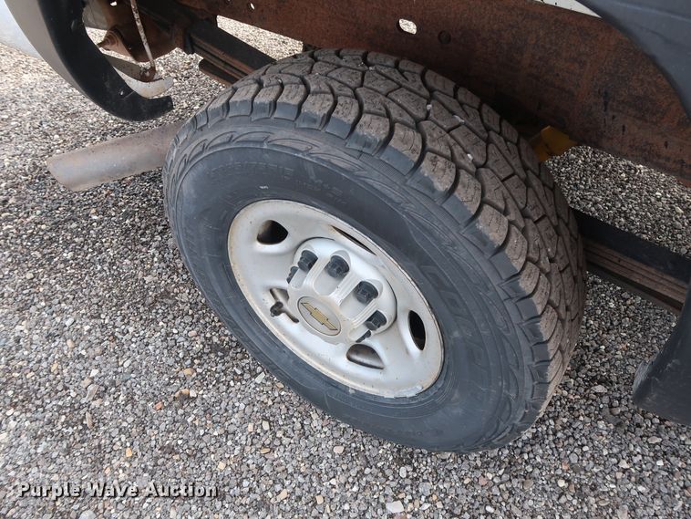 image for item DG4130 2005 Chevrolet Silverado 2500HD LS pickup truck