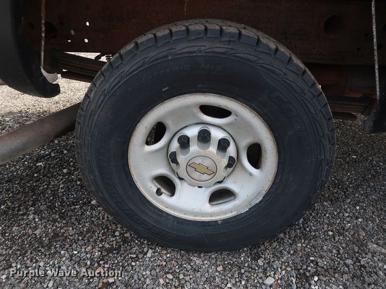 image for item DG4130 2005 Chevrolet Silverado 2500HD LS pickup truck