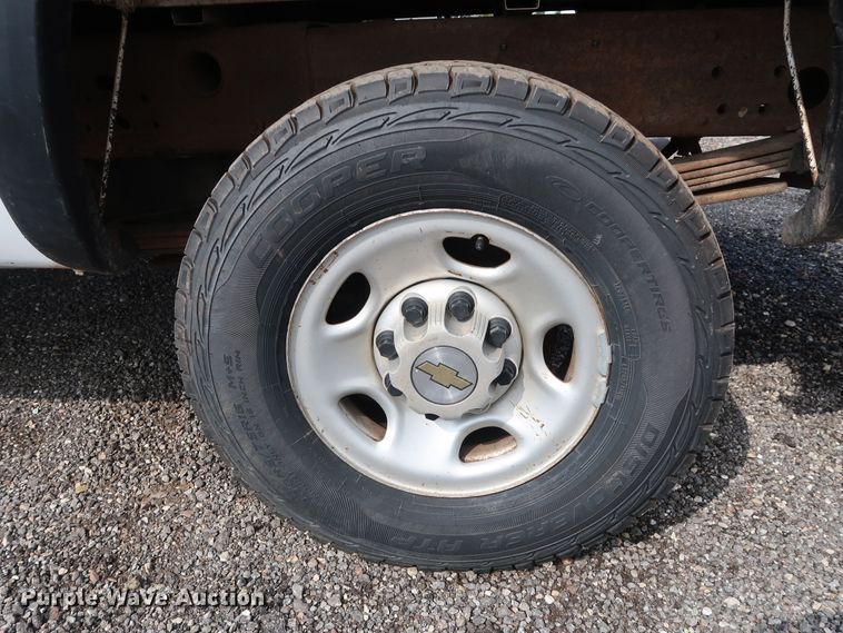 image for item DG4130 2005 Chevrolet Silverado 2500HD LS pickup truck