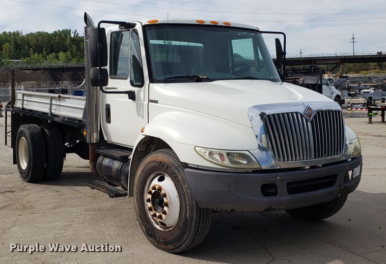 image for item DG7517 2003 International 4200 flatbed truck