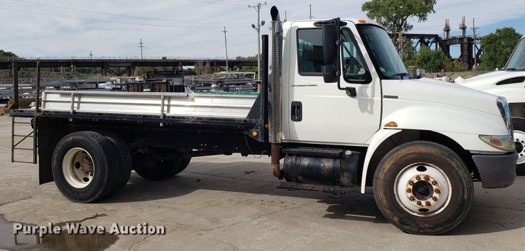 image for item DG7517 2003 International 4200 flatbed truck