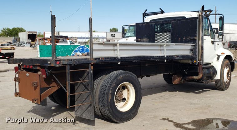 image for item DG7517 2003 International 4200 flatbed truck