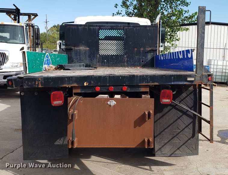 image for item DG7517 2003 International 4200 flatbed truck