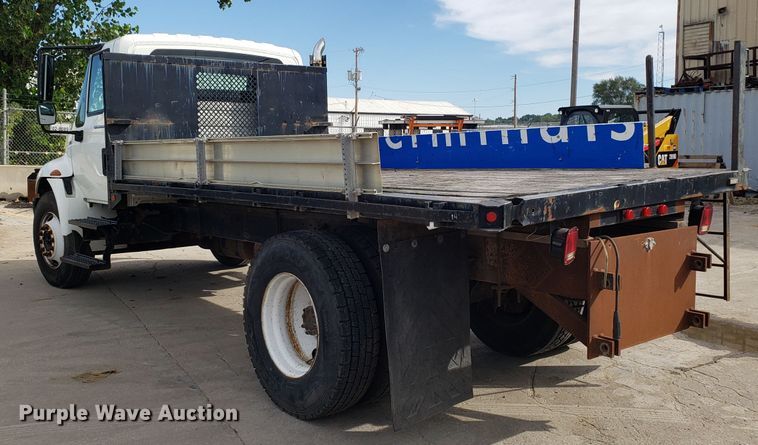 image for item DG7517 2003 International 4200 flatbed truck