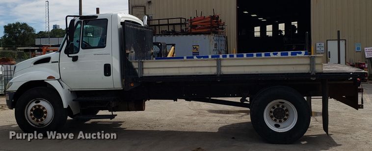 image for item DG7517 2003 International 4200 flatbed truck