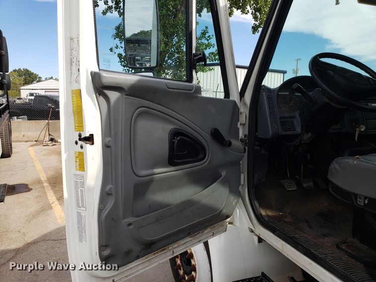 image for item DG7517 2003 International 4200 flatbed truck