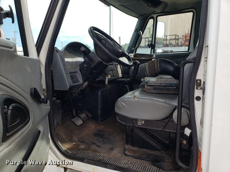 image for item DG7517 2003 International 4200 flatbed truck