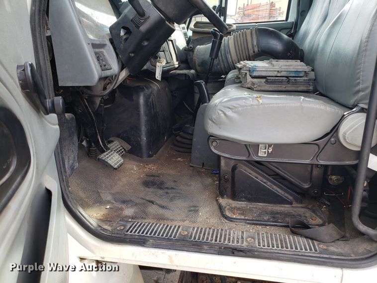 image for item DG7517 2003 International 4200 flatbed truck