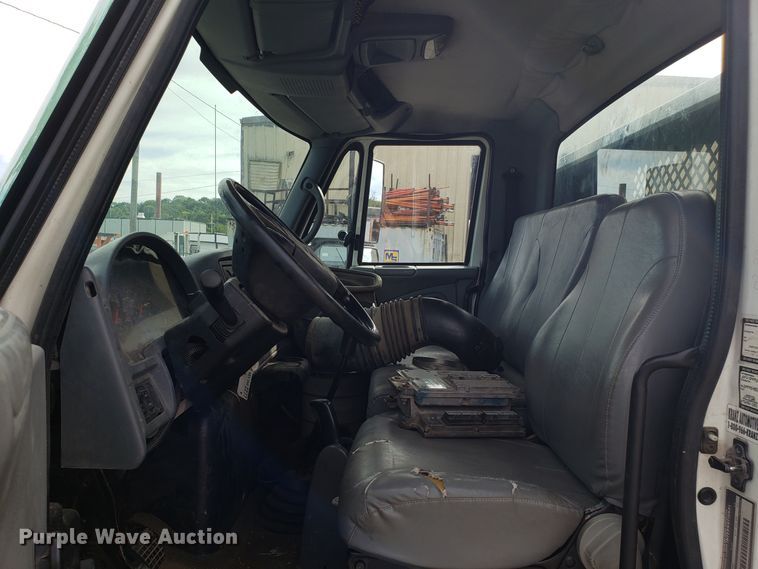 image for item DG7517 2003 International 4200 flatbed truck