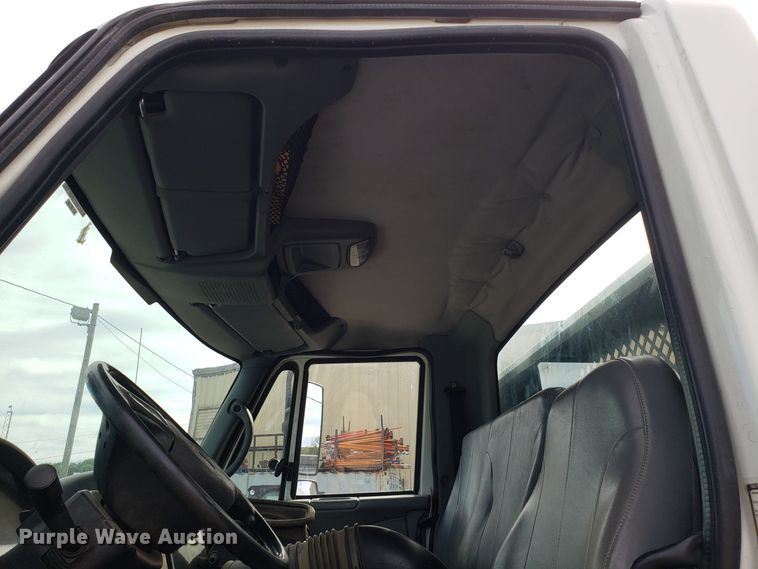 image for item DG7517 2003 International 4200 flatbed truck