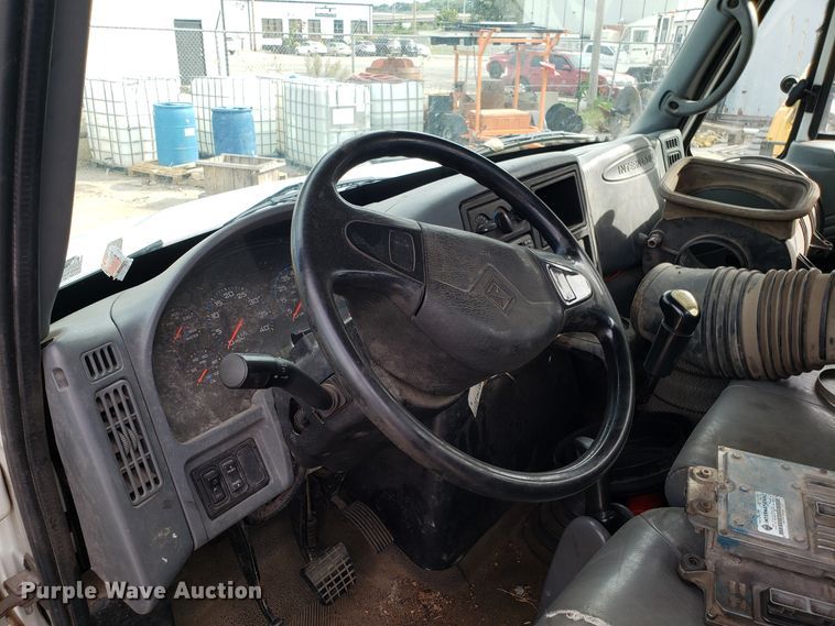 image for item DG7517 2003 International 4200 flatbed truck