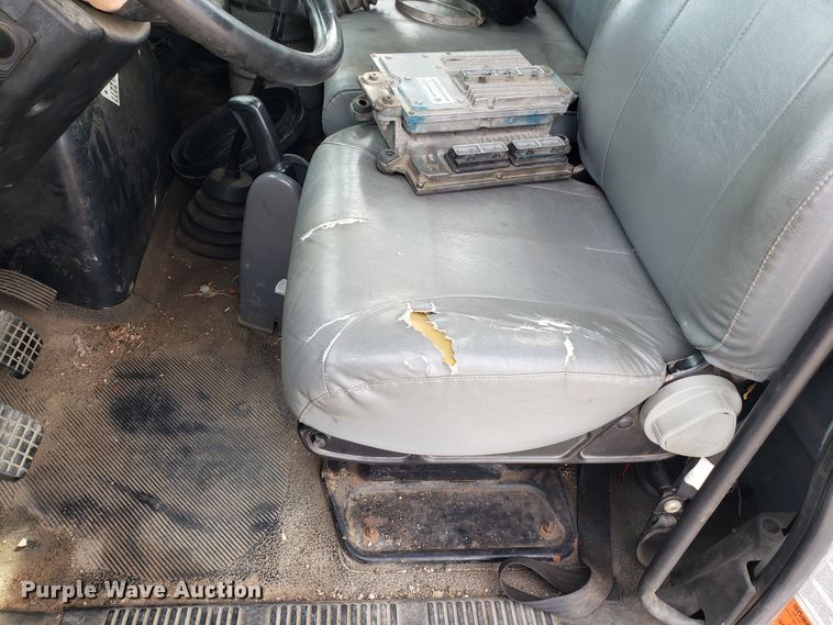 image for item DG7517 2003 International 4200 flatbed truck