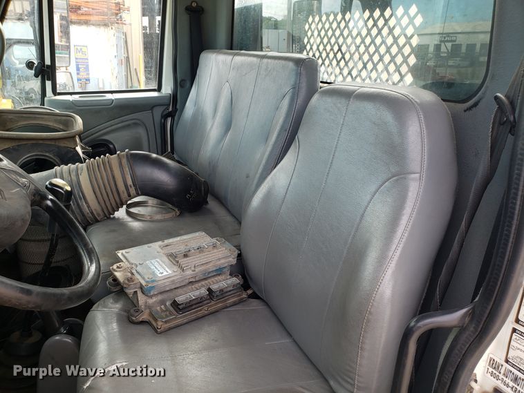 image for item DG7517 2003 International 4200 flatbed truck