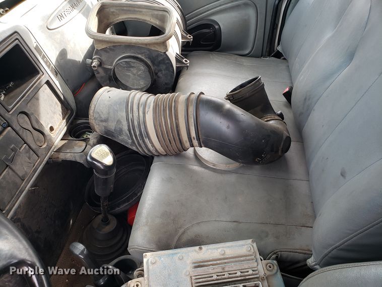 image for item DG7517 2003 International 4200 flatbed truck