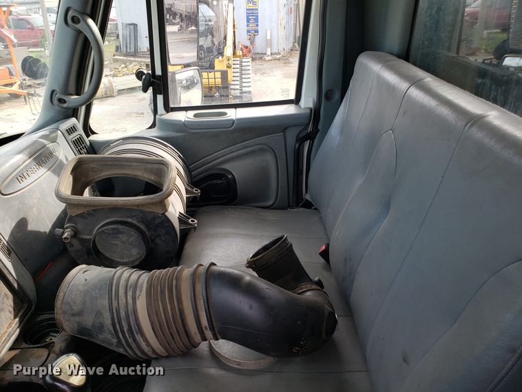 image for item DG7517 2003 International 4200 flatbed truck