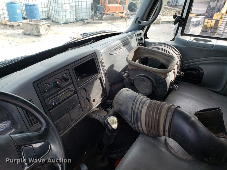 image for item DG7517 2003 International 4200 flatbed truck