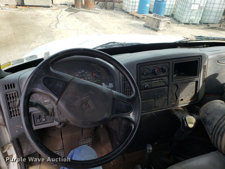 image for item DG7517 2003 International 4200 flatbed truck