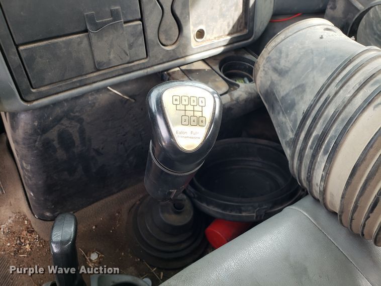 image for item DG7517 2003 International 4200 flatbed truck