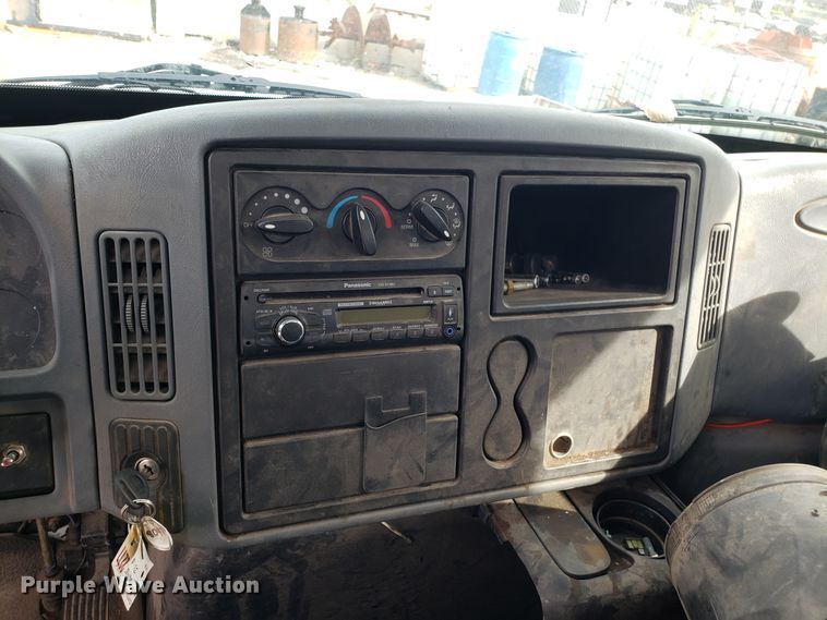 image for item DG7517 2003 International 4200 flatbed truck