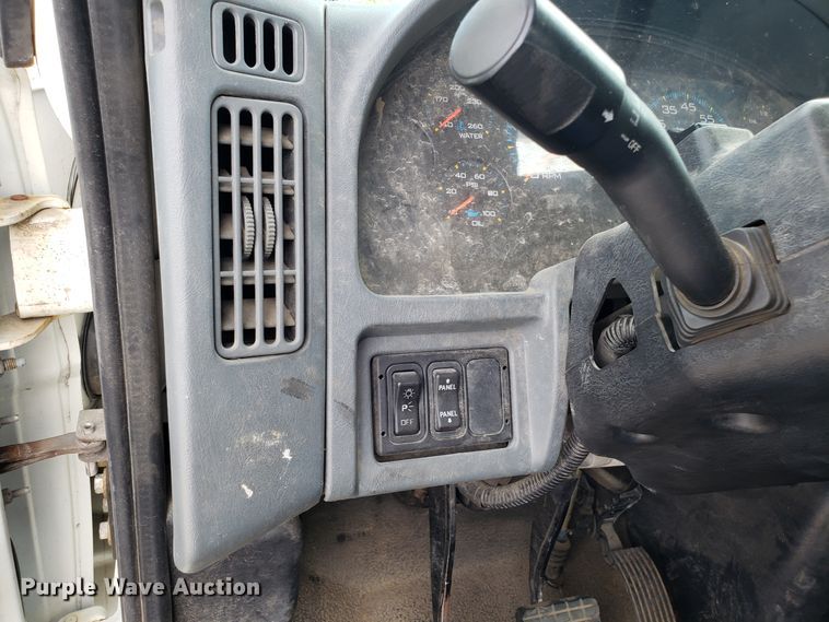 image for item DG7517 2003 International 4200 flatbed truck