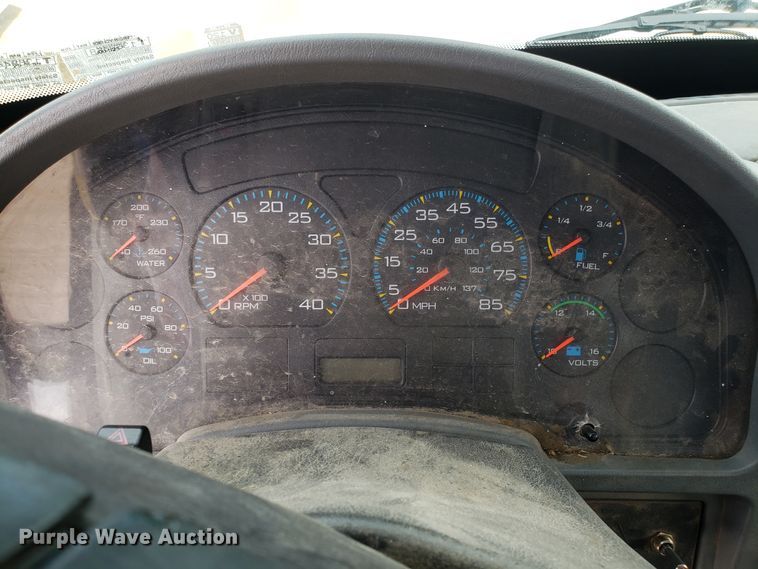 image for item DG7517 2003 International 4200 flatbed truck