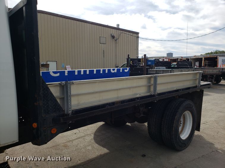 image for item DG7517 2003 International 4200 flatbed truck